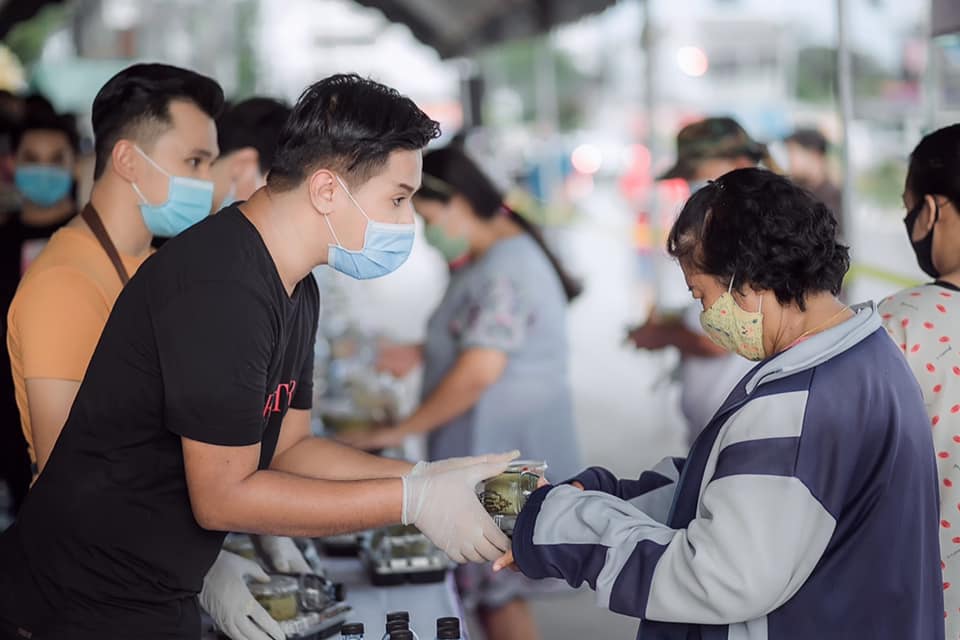 แจกข้าวกล่องฟรี 1500 กล่อง หน้าวัดหัวป้อมในสงขลานะคะ