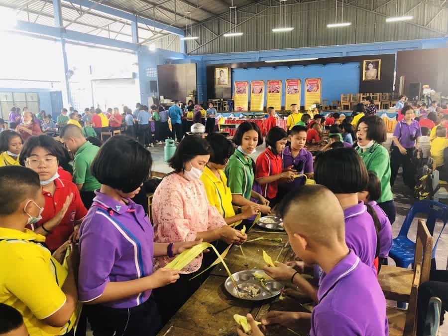 จังหวัดสงขลา โรงเรียนเทศบาล 1 (เอ็งเสียงสามัคคี) จัดกิจกรรมทำบุญร่วมสืบสานประเพณีสารทเดือนสิบ