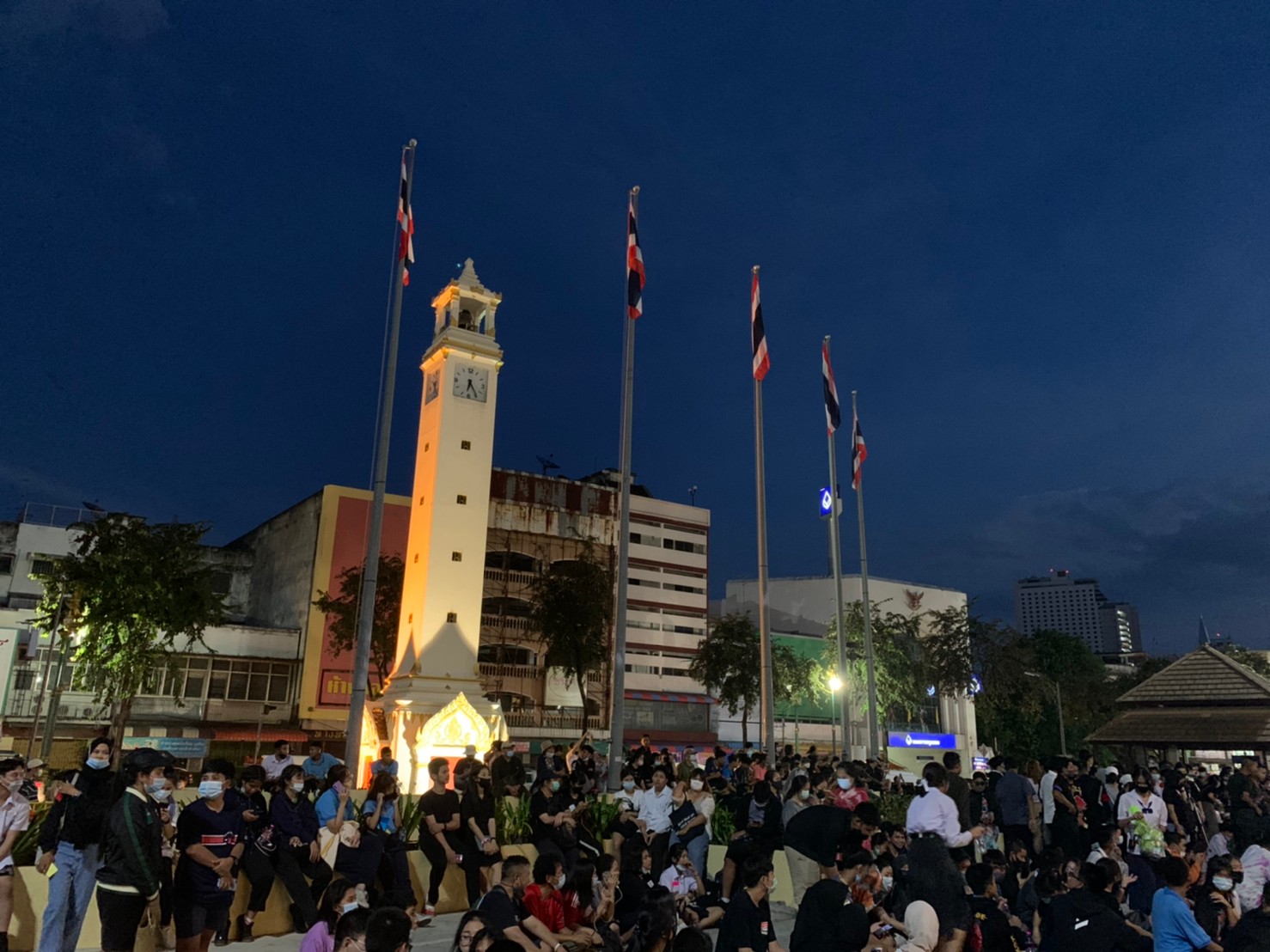 ม็อบเด็กเปตร รวมตัวหนาแน่นเต็มหน้าลานหอนาฬิกา อ.หาดใหญ่ จ.สงขลา